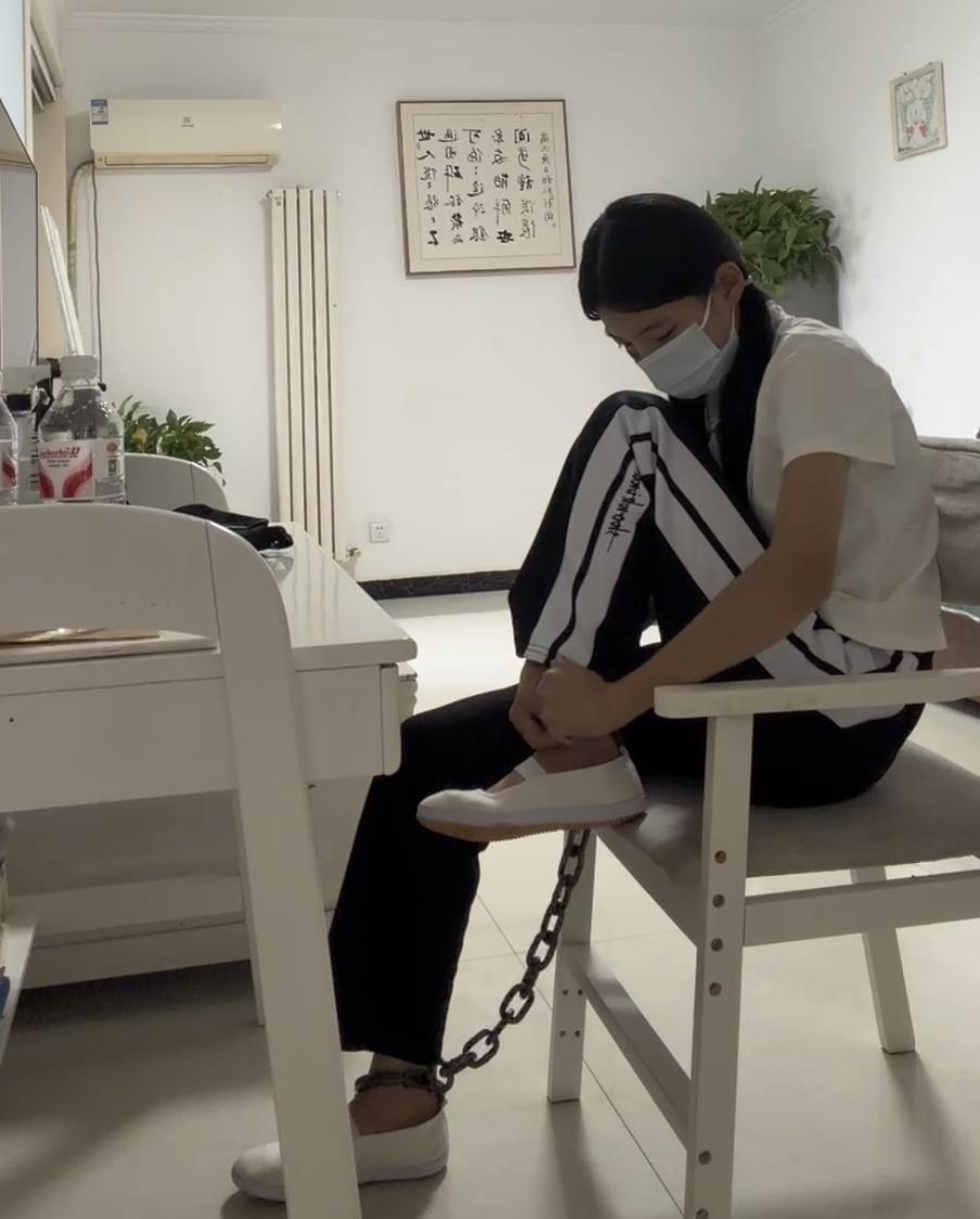 校服白一带女生的镣铐假日-踮脚吊铐与驷马铐