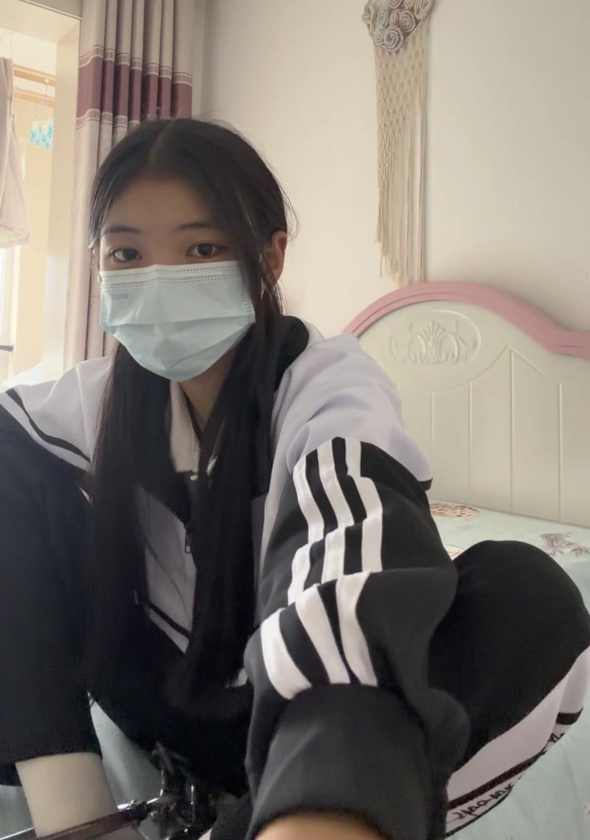 校服白一带女生的镣铐假日-踮脚吊铐与驷马铐