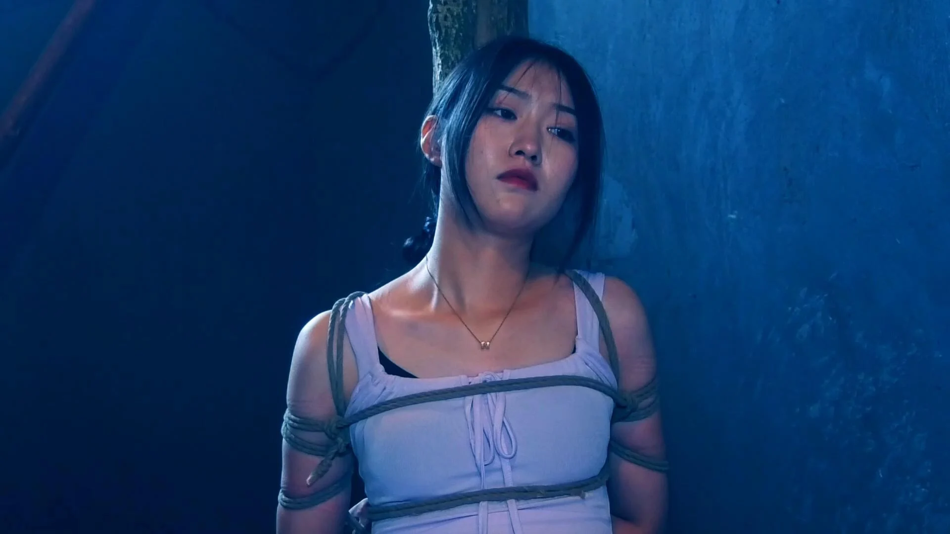 定拍转公映《死牢中的对决》上集 三名女囚爱好者在死囚牢中轮流体验被刑讯折磨