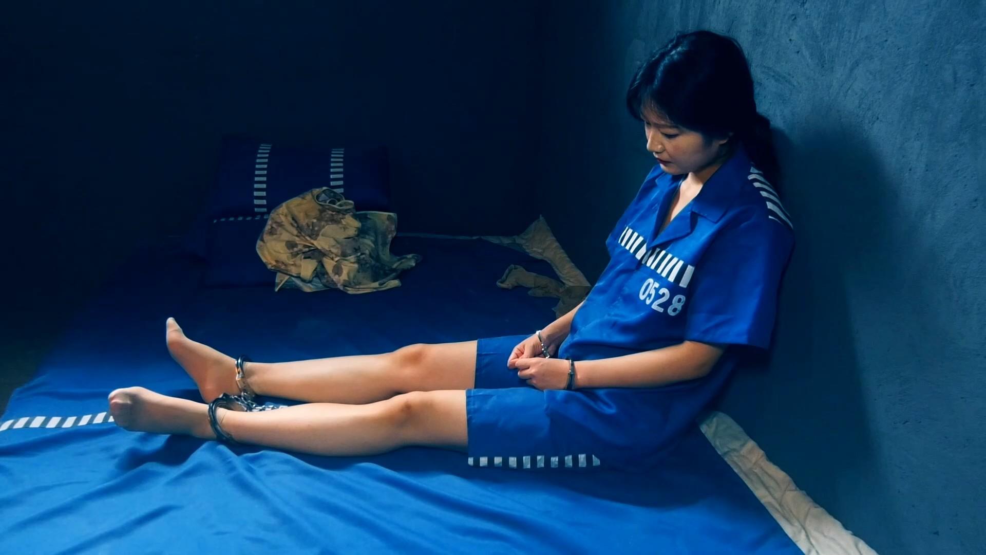 定拍转公映《死牢中的对决》上集 三名女囚爱好者在死囚牢中轮流体验被刑讯折磨