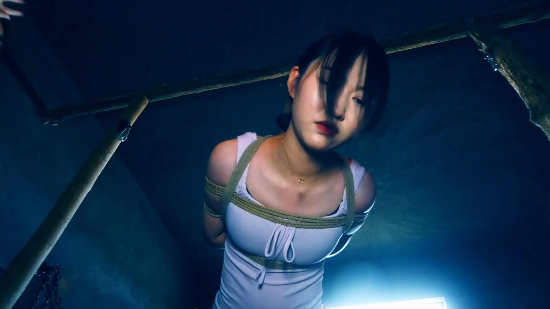 定拍转公映《死牢中的对决》上集 三名女囚爱好者在死囚牢中轮流体验被刑讯折磨